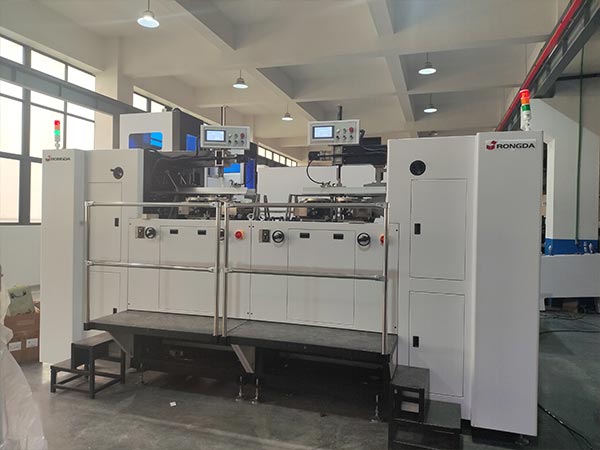 Double-station corner pasting